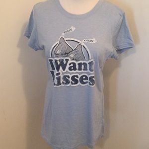 NWT “I Want Kisses” Hersey Kiss tee